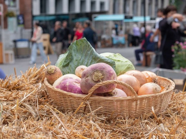 Marché public dans l’ambiance du 18e siècle